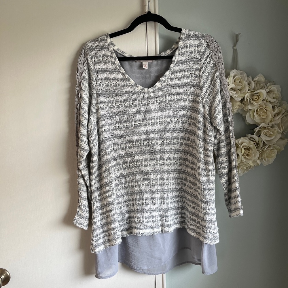dress barn woman’s 1X v neck long sleeve gray/white crocheted sweater chiffonhem